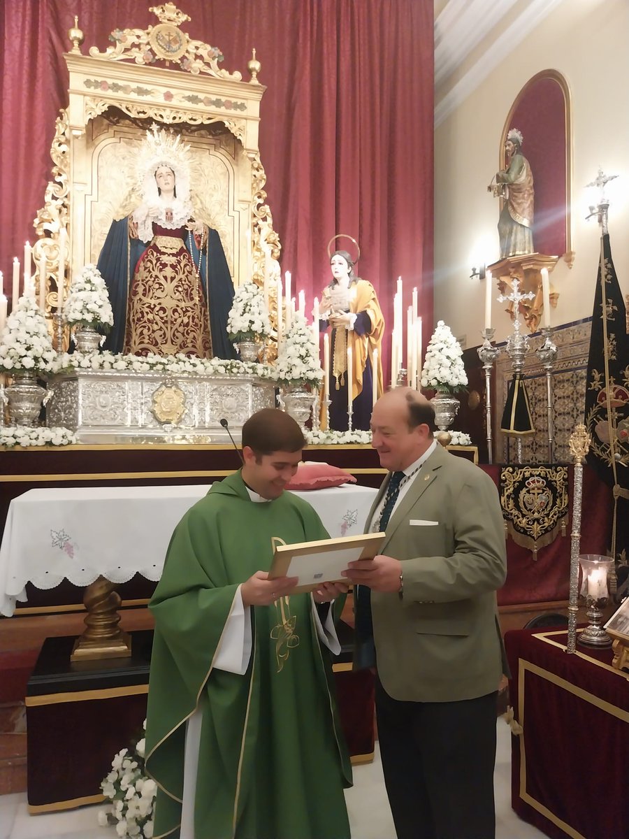 SolanaScrire's tweet photo. Pbro. D. Ángel López Olivero, quien ha realizado estas funciones por primera vez en su ejercicio sacerdotal en estos cultos.

Este joven sacerdote ha sabido ganarse la atención de los asistentes con sus palabras y contagiar la alegría que demuestra en el desarrollo de su labor. https://t.co/b4UXhTtRRw