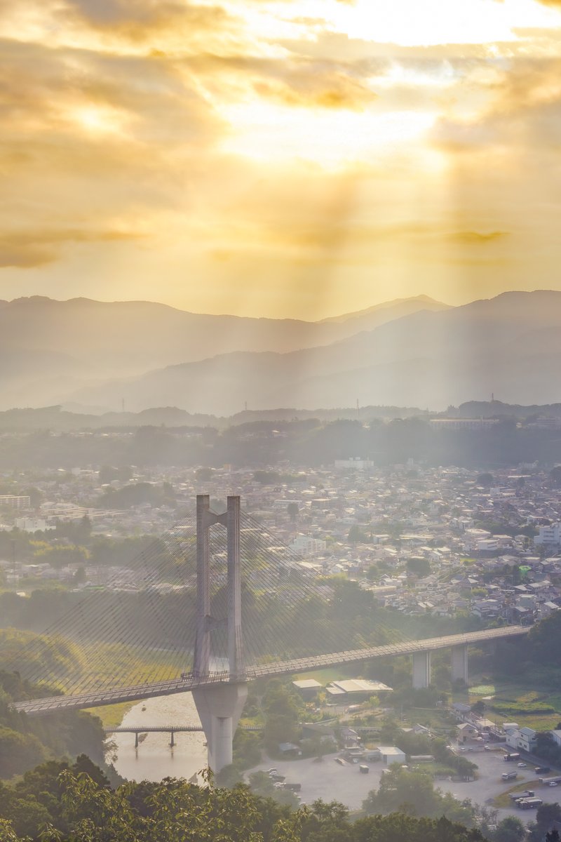 光差す秩父の公園橋