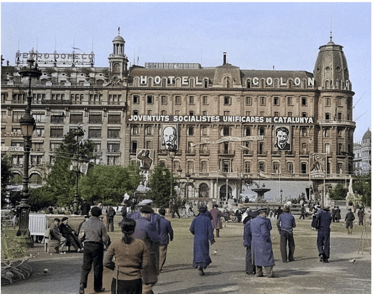 jpquinonero's tweet photo. #Lenin #Stalin #Putin #comunistas #catalanes #PSUC #Cataluña #Barcelona #veloislámico #musulmanas #streetphotography #photographie #Leica /Barcelona, Plaza de Cataluña … Lenin, Stalin, PSUC, Putin y el nuevo turismo musulmán …
https://t.co/bUcx4ot2K3 ... https://t.co/Cg3MSkVyh5