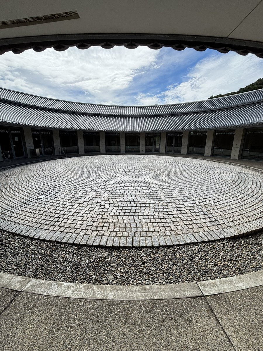 CgkMw's tweet image. 旅行で大阪行ったから、ようやく気になってた淡路島のロケ地に行けた!
受付のスタッフの方に「櫻坂ですか?建築ですか?」って聞かれたし、今でも沢山Buddies訪れてるらしい笑
