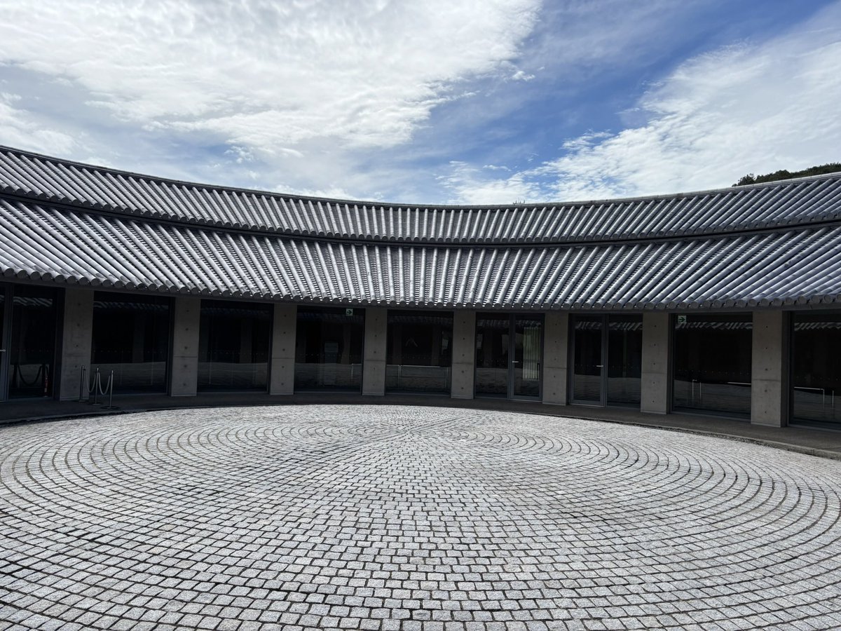 CgkMw's tweet image. 旅行で大阪行ったから、ようやく気になってた淡路島のロケ地に行けた!
受付のスタッフの方に「櫻坂ですか?建築ですか?」って聞かれたし、今でも沢山Buddies訪れてるらしい笑