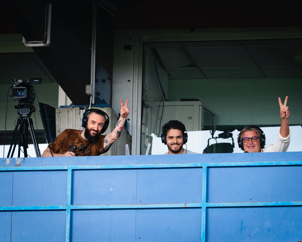 10 ans entre ces 2 photos... Notre trio avec <a href="/RomainLechat/">Romain Lechat</a> et Eric Mazet de retour à René Gaillard pour vivre et faire vivre la nouvelle aventure des <a href="/ChamoisStFlo/">Chamois Niortais Saint Flo</a> 💙🤍 (et merci à notre photographe Adrien Echeverria 💯)