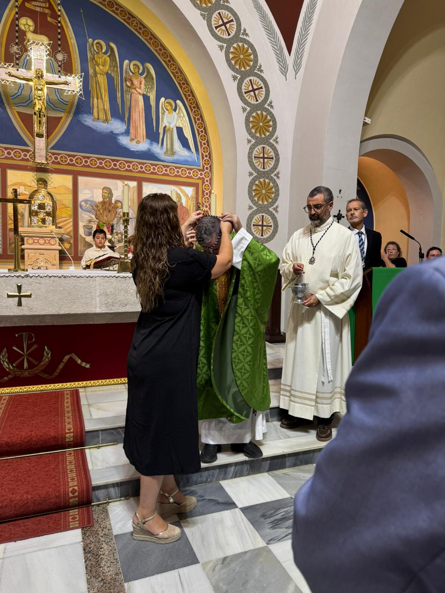 ⭐️ En la jornada de ayer, nuestra hermana mayor, Dña. Carmen Fortes Chacón, impuso la medalla al Sr. Rvdo. D. Óscar Francisco Trujillo Burgos, consiliario y director espiritual.

Le damos la bienvenida a nuestra hermandad y le deseamos lo mejor en la vida de la parroquia.