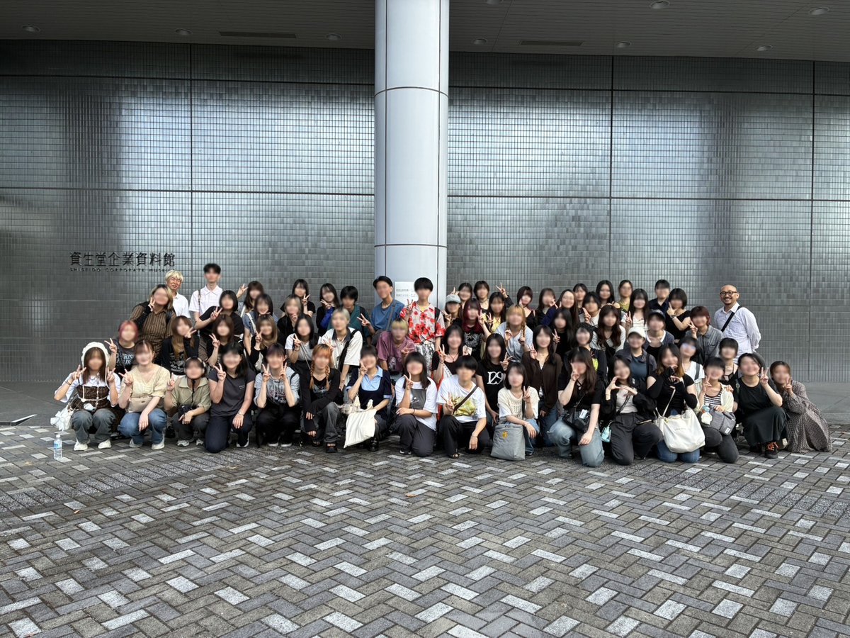 saga_gd's tweet photo. 9/19から1泊2日で、短大＆四大のグラフィック領域合同研修旅行に行ってきました〜🚌✨
貸切バス2台でなんと総勢110名の大旅行！※写真は四大グラだけ😲1日目のお昼はみんなでBBQ🍖🔥その後は「資生堂企業資料館」を見学しました。
#嵯峨美術大学 #グラフィックデザイン #研修旅行  #資生堂企業資料館 https://t.co/sVxdWrualM