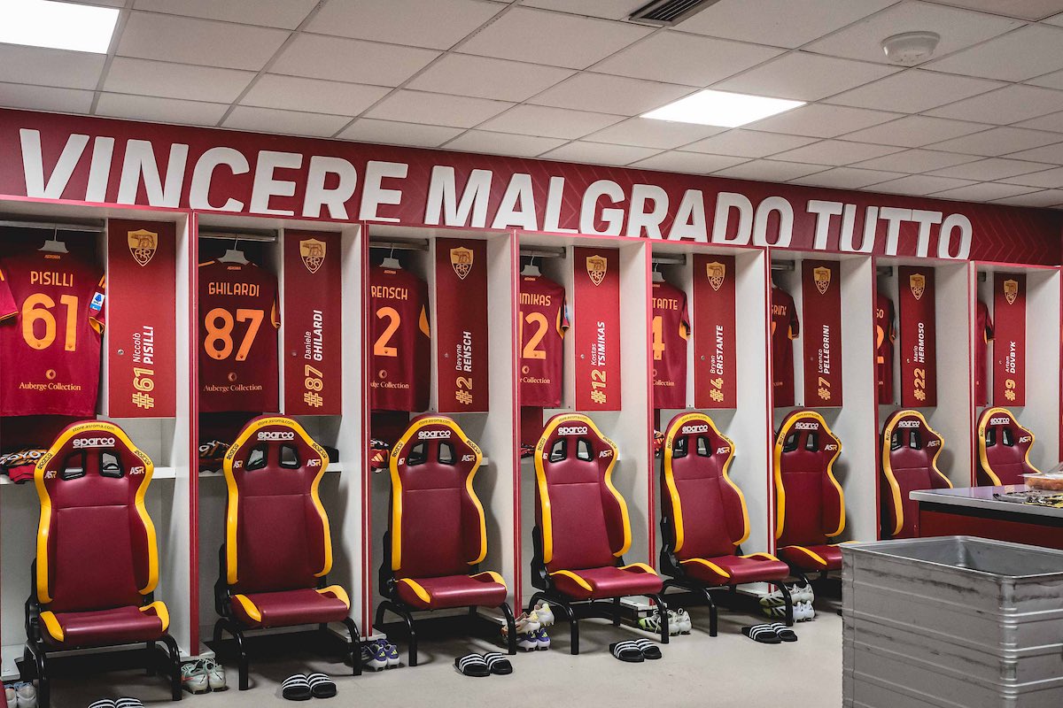 ASRomaEN's tweet photo. All set in our dressing room 🟡🔴

#ASRoma #LazioRoma https://t.co/jTJbdBmrpQ