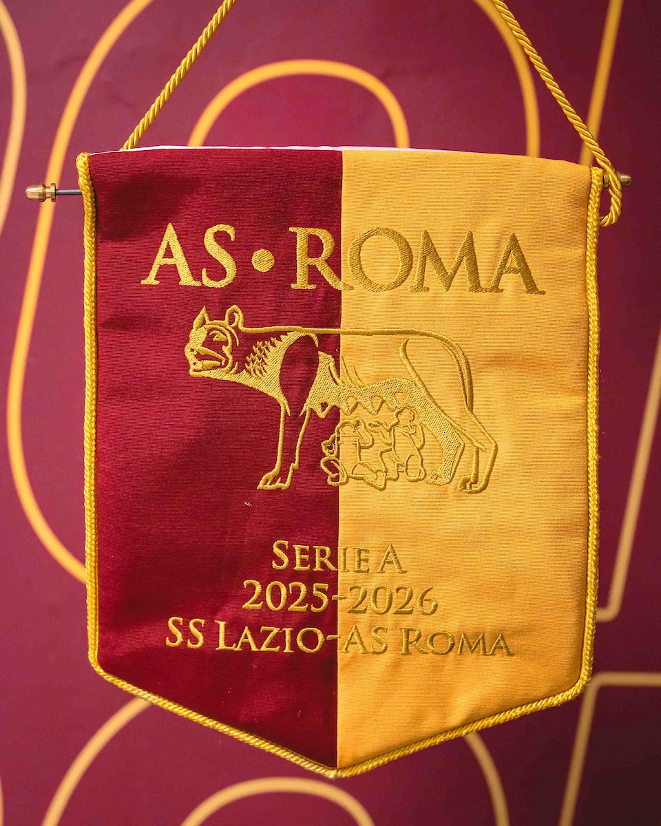 ASRomaEN's tweet photo. All set in our dressing room 🟡🔴

#ASRoma #LazioRoma https://t.co/jTJbdBmrpQ