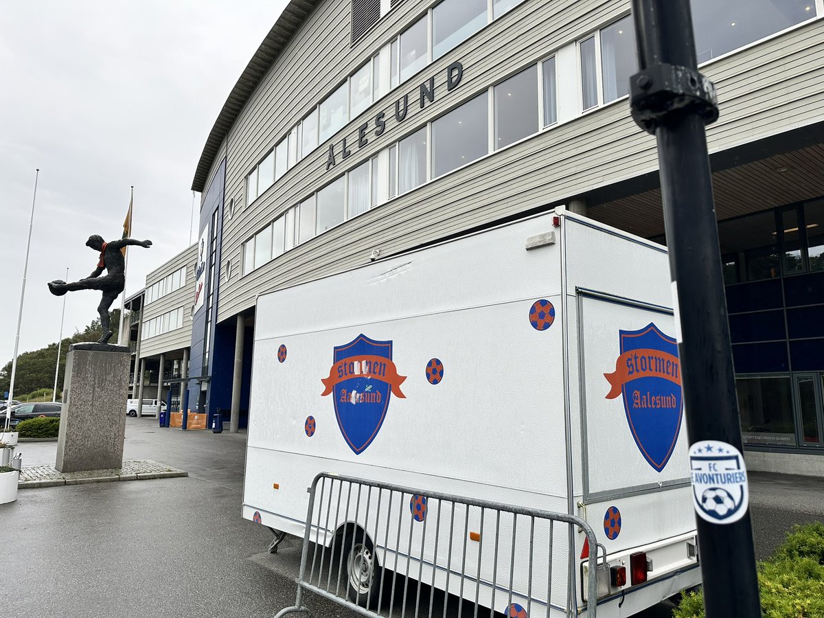 👀 (𝗙𝗖 𝗗𝗲) 𝗔𝘃𝗼𝗻𝘁𝘂𝗿𝗶𝗲𝗿𝘀 𝘇𝗶𝗲 𝗷𝗲 𝗼𝘃𝗲𝗿𝗮𝗹

🇳🇴 Zoals hier, bij Aalesunds FK. Onder anderen Kenny van der Weg, Vito Wormgoor en Kaj Ramsteijn speelden voor die Noorse club.

🛍️ Ook een setje stickers scoren? DM ons of check fcdeavonturiers.nl/fanshop/