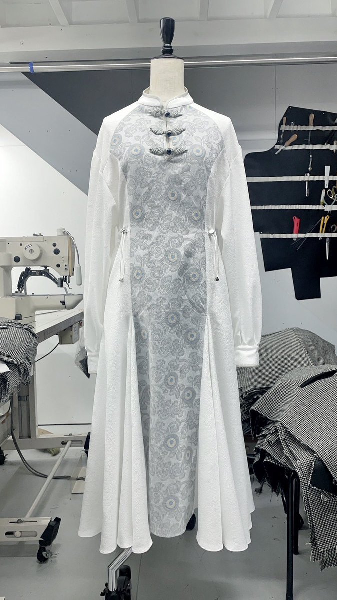 このチャイナワンピースは縫製工場様から仕上がり画像が送られてきた時点で一目惚れでした