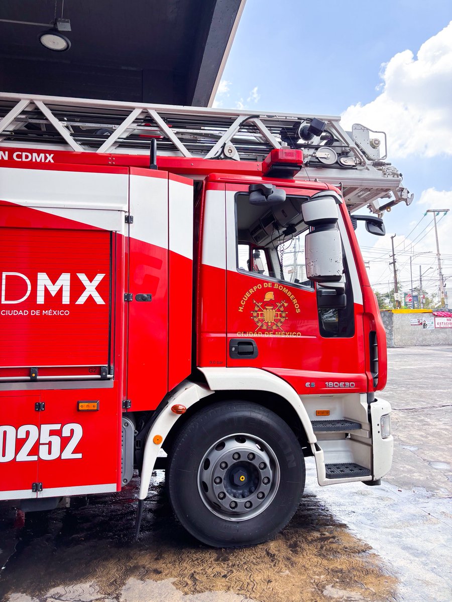 vMIDORIv's tweet photo. CDMX🇲🇽🚒
メキシコ最大都市、メキシコシティ消防局。
管轄人口約920万人に対し職員数約2000人。
国全体が消防組織に対して予算不足のため、
はしご車はあるけど壊れて直せない。
車両も資機材も新しいものはなかなか買えず
🇺🇸や🇨🇦から譲り受けている現状。

📍Cuerpo de bomberos ciudad de México https://t.co/itZ3NM8X1R