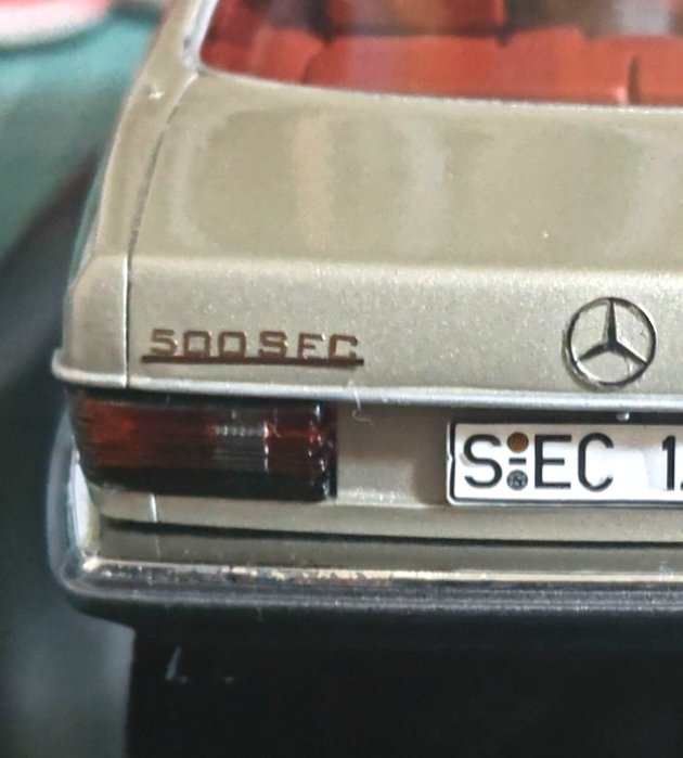 kendeen_1990's tweet photo. 注文していたZoomOnのメタルステッカーが昨日ようやく届いていたので、「500」と「SEC」をつなぎ合わせ「500SEC」とし、最後に枠を切り取って下の方に貼りました。😄

 これでタミヤのベンツ500SECは完成となります‼️😆✌️🎉🎉

#タミヤ
#メルセデス・ベンツ
#500SEC
#プラモデル https://t.co/Jm2l02hPAM