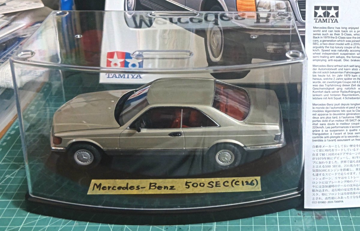 kendeen_1990's tweet photo. 注文していたZoomOnのメタルステッカーが昨日ようやく届いていたので、「500」と「SEC」をつなぎ合わせ「500SEC」とし、最後に枠を切り取って下の方に貼りました。😄

 これでタミヤのベンツ500SECは完成となります‼️😆✌️🎉🎉

#タミヤ
#メルセデス・ベンツ
#500SEC
#プラモデル https://t.co/Jm2l02hPAM