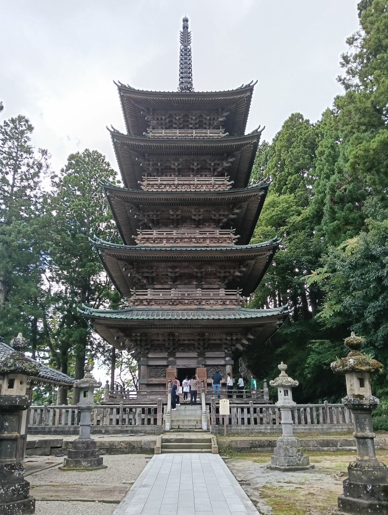 五重の塔 五重塔と京都タワーと大文字山と比叡山 . Five-story pagoda