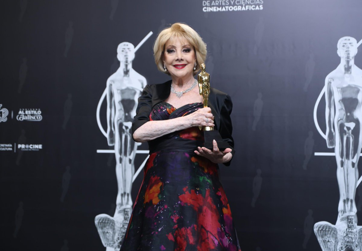 Jacqueline Andere, quien inició su trayectoria desde los 16 años, recibió el Ariel de Oro entregado por su hija Chantal Andere. 📷 Hugo Salvador/EL UNIVERSAL.