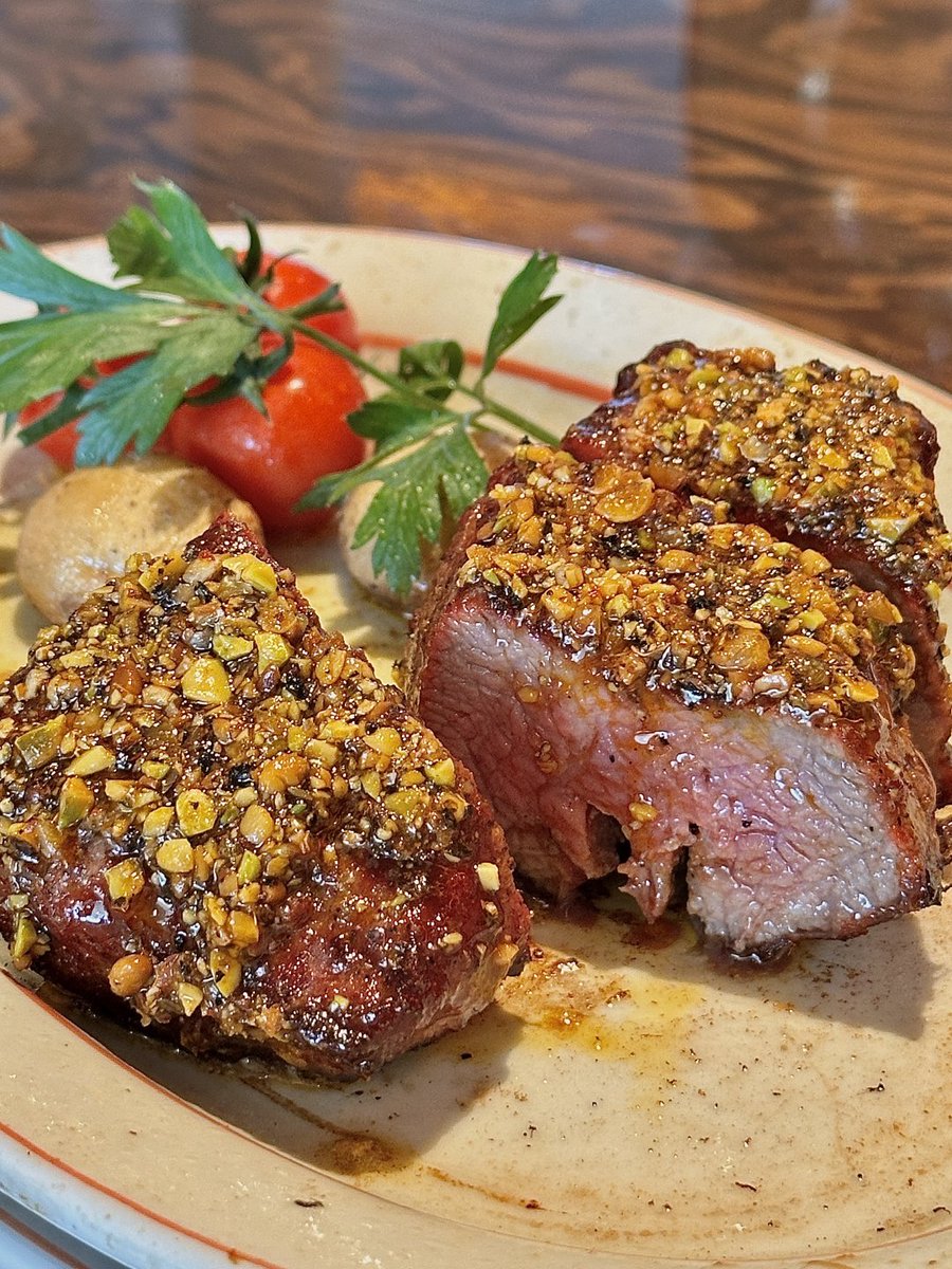 SamcPonsce's tweet image. 週末はただ休むだけでなく、自分へのご褒美の時間でもあります✨
一枚のステーキ、一つの満足感🥩💛