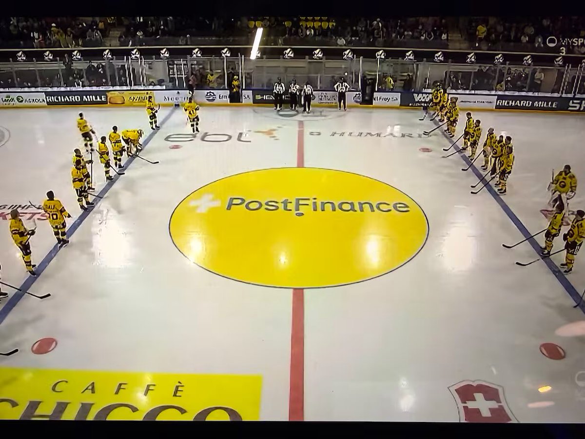 Awkward moment between Ajoie and SC Bern, as both teams came onto the ice wearing the same kit colour 😭

Grand moment de gêne entre Ajoie et le SC Berne, les deux équipes sont arrivés sur la glace avec la même couleur de maillot 😂

Photo <a href="/Blick_media/">Blick Actualité & Sport</a>