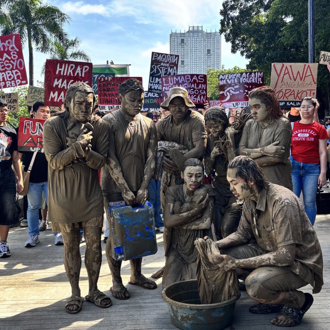 tzujuliee's tweet image. walang mali sa protesta, may protesta dahil may mali! 

LAGI'T LAGI PARA SA BAYAN! ✊

#BahaSaLuneta #TrillionPesoMarch