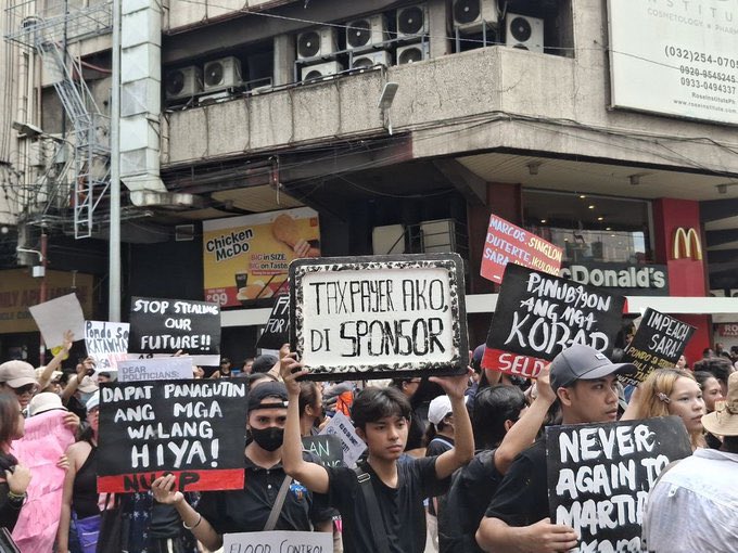 tzujuliee's tweet image. walang mali sa protesta, may protesta dahil may mali! 

LAGI'T LAGI PARA SA BAYAN! ✊

#BahaSaLuneta #TrillionPesoMarch