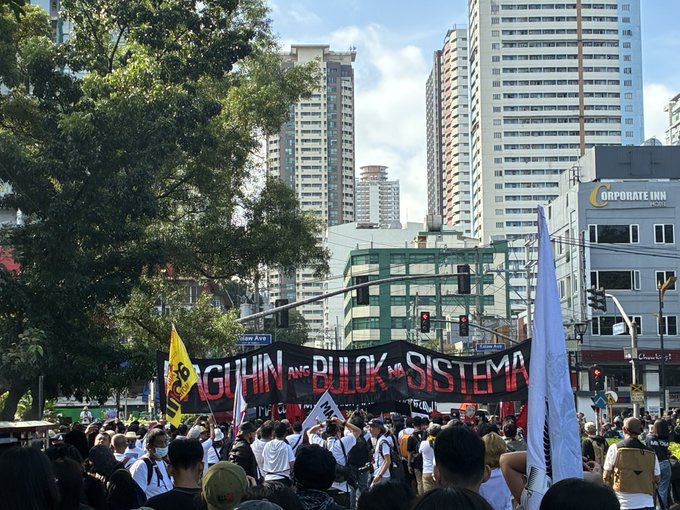 tzujuliee's tweet image. walang mali sa protesta, may protesta dahil may mali! 

LAGI'T LAGI PARA SA BAYAN! ✊

#BahaSaLuneta #TrillionPesoMarch