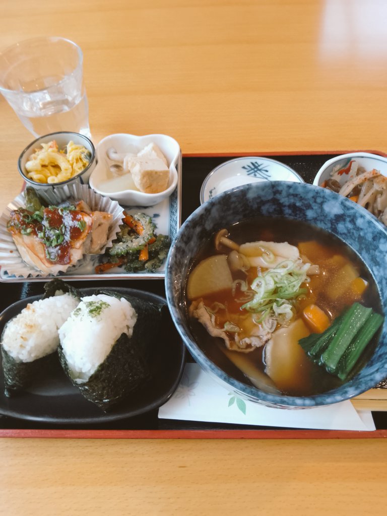 お昼ご飯にすいとんおにぎりセット🍙
民家でやってる隠れ家みたいなお店でした。