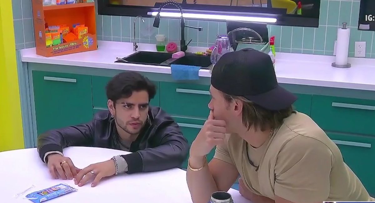 Aarón: Me dejaron solito....
segundos después...
#LaCasaDeLosFamososMx