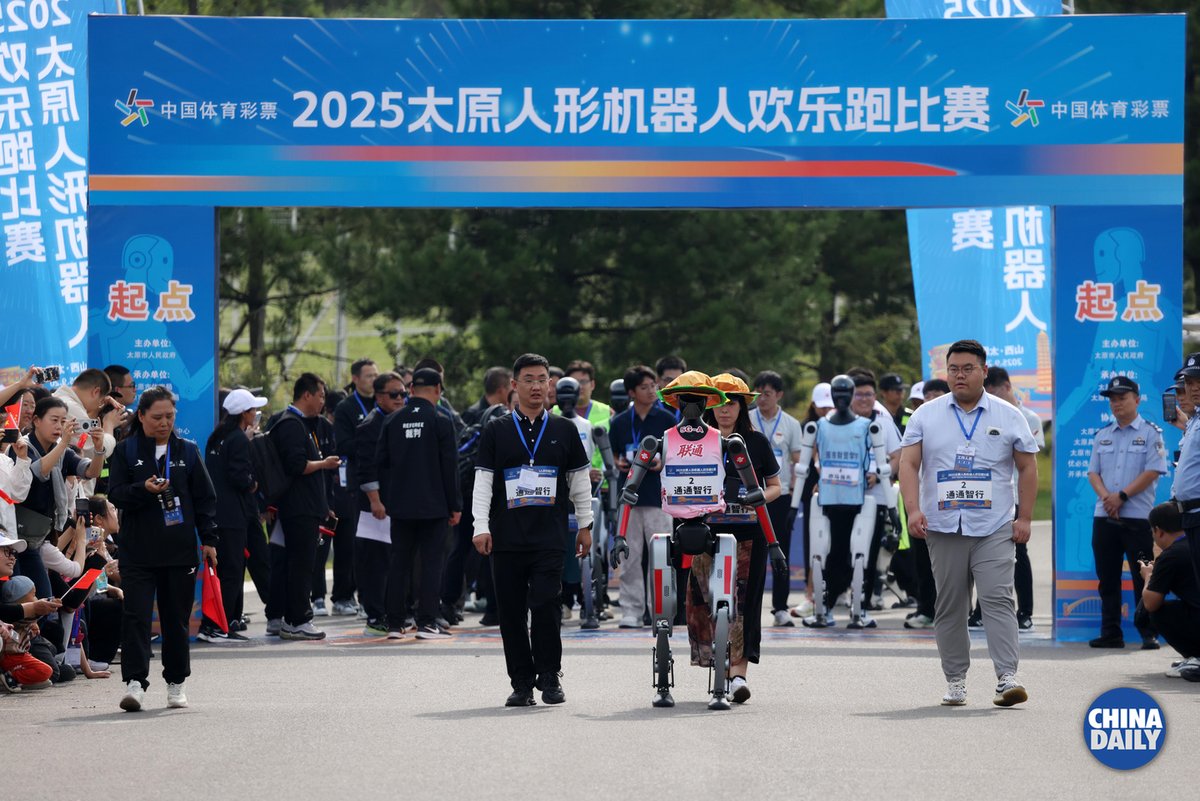 ChinaDaily's tweet image. The 2025 #Taiyuan Humanoid Robot Fun Run kicked off at Jinyang Lake Park on Sept 20! Twenty-one bipedal humanoid #robots gathered for the event, showcasing adorable moves along the 5-kilometer course, creating a perfect blend of technology and fun that thrilled the audience. #AI…