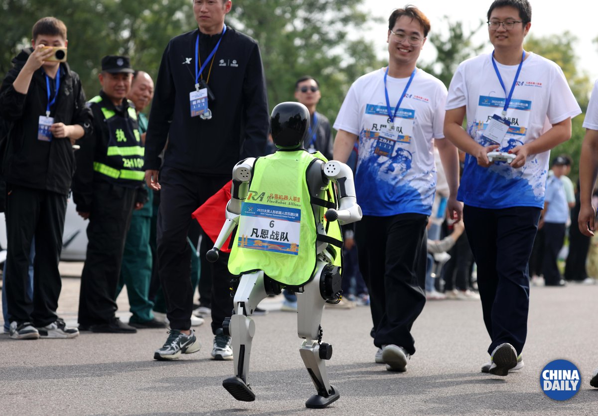 ChinaDaily's tweet image. The 2025 #Taiyuan Humanoid Robot Fun Run kicked off at Jinyang Lake Park on Sept 20! Twenty-one bipedal humanoid #robots gathered for the event, showcasing adorable moves along the 5-kilometer course, creating a perfect blend of technology and fun that thrilled the audience. #AI…
