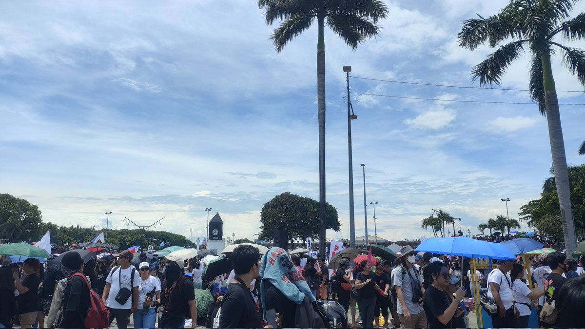 walang ulan at all, mother nature really said putangina ng mga kurakot!!!! #BahaSaLuneta