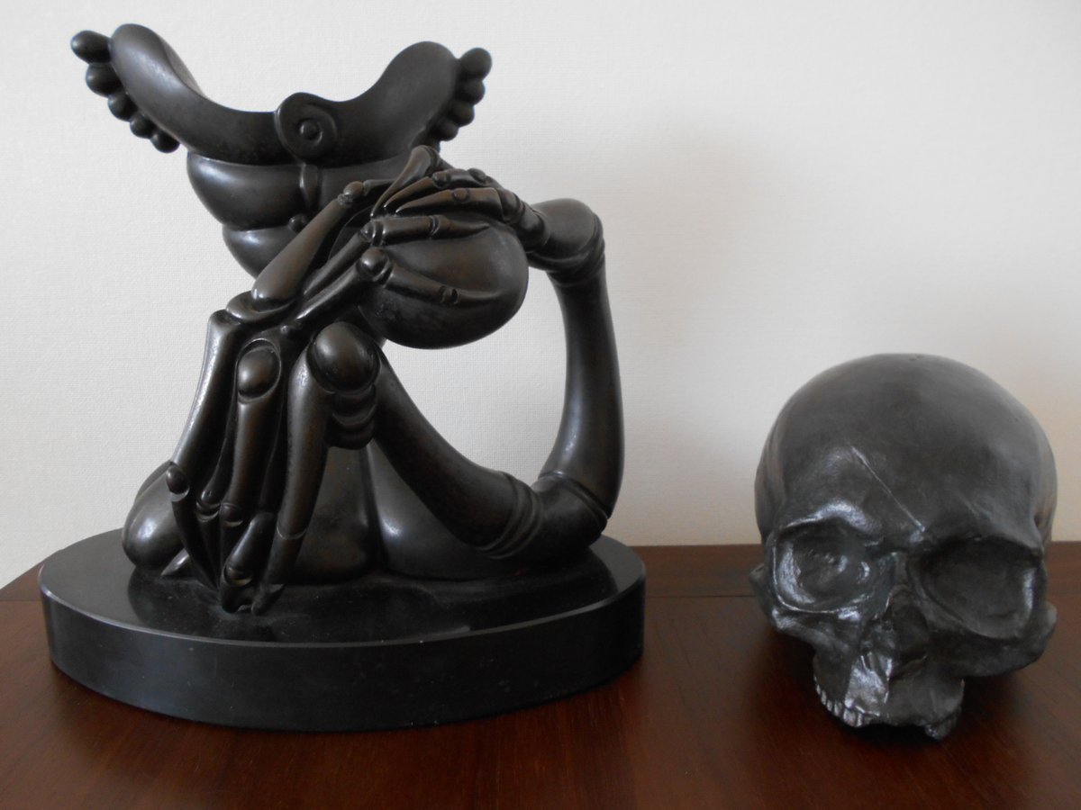 作品紹介～左ハンス・ベルメール銅彫刻作品「動かない指」1971年、ed21、刻印サイン。右マルキ・ド・サド頭蓋ブロンズレプリカ