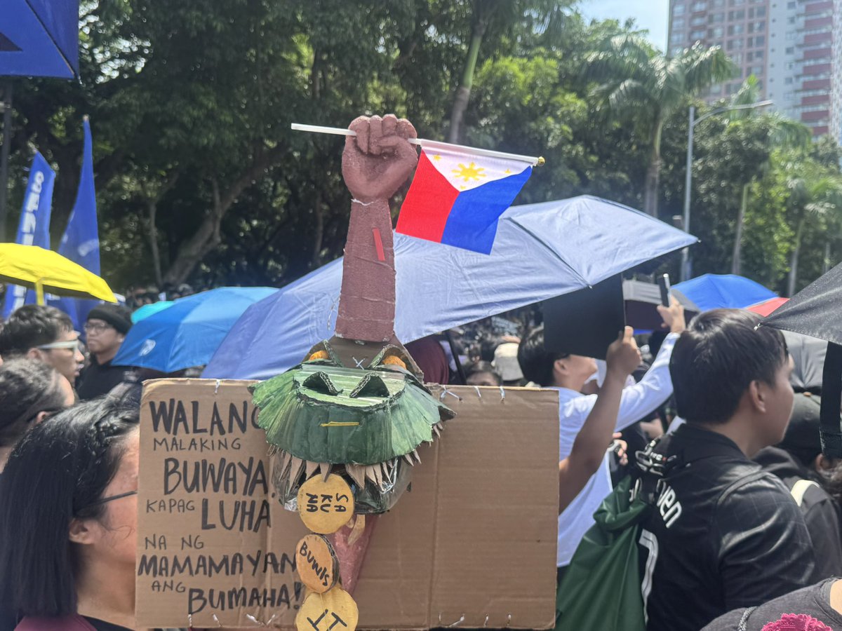 AlexaGSoledad's tweet photo. Sobra na ang pang-aabuso! Ang Senado, Mababang Kapulungan, at karamihan ng nasa pamahalaan na dapat naglilingkod sa bayan ay ginagawang negosyo ang kanilang puwesto. Ang kaban ng bayan ay para sa taumbayan, at hindi para sa iilang pulitiko na inuuna ang sariling bulsa, pamilya, at kapangyarihan!

Ang tao, ang bayan, ngayon ay lumalaban.
Lahat ng sangkot dapat managot.

Makibaka! Huwag matakot! #TrillionPesoMarch