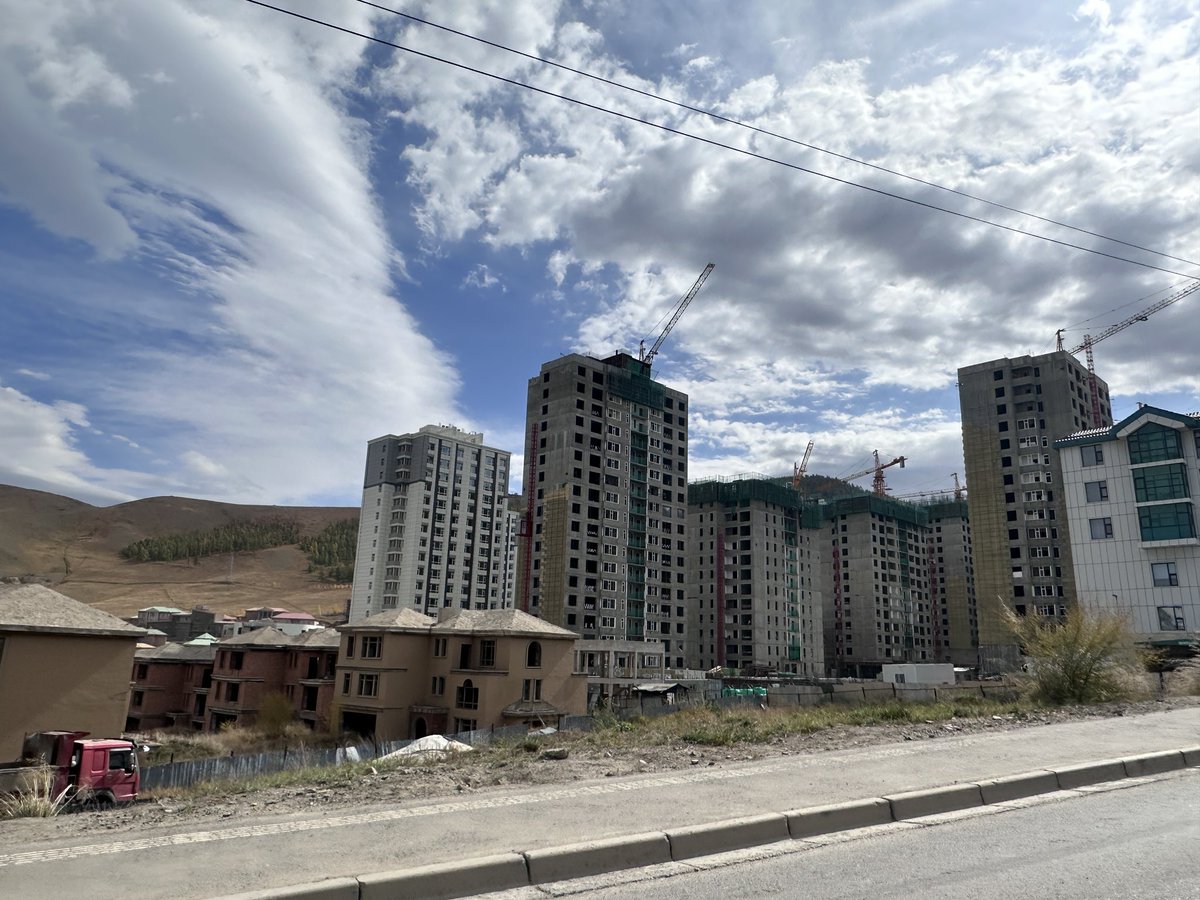 Богд уулын энгэрт Зайсанд ийм өндөр орон сууцнуудыг бариулдаг нь яаж байгаа юм бол? 

Битүү бетон ширэнгэ болжээ. 🤦🏻‍♂️🤦🏻‍♂️
