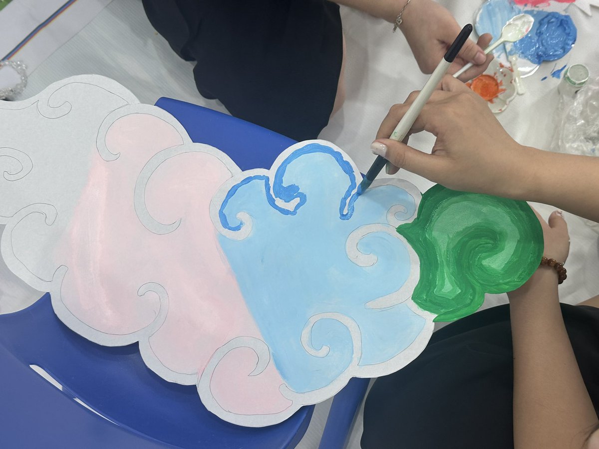 ThanhNhi_Clara's tweet photo. Tô màu đám mây Trung Thu nè, phải có tâm lắm ó.
Em thì không thấy rõ để tô nè, em sẽ làm việc khác như gấp giấy, xỏ dây.
Team các cô ai cũng khéo tay hết ❤ ❤
#thuthach5mview #3m5m
#trungthu https://t.co/kJMKTbmO8y