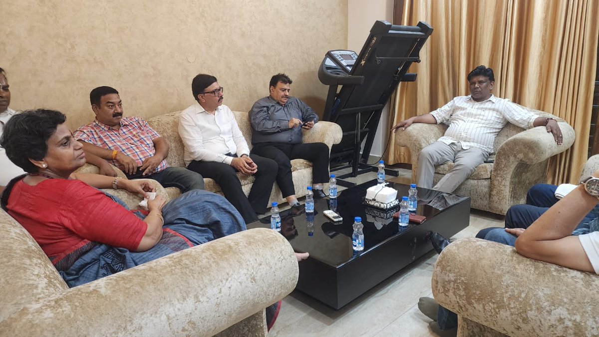 Latika4Kalka's tweet photo. जिला महरौली अंतर्गत साई कुंज में कुमार स्वामी जी के आवास पर विधायक श्री गजेंद्र यादव जी का आत्मीय स्वागत किया गया।
इस अवसर पर क्षेत्रवासियों की समस्याओं को विधायक जी ने गंभीरता से सुना और समाधान का आश्वासन दिया।
@gajainderYDVBJP
#Mahrauli #SaiKunj #GajendraYadav #PublicConnect https://t.co/PLLPhgfCK9