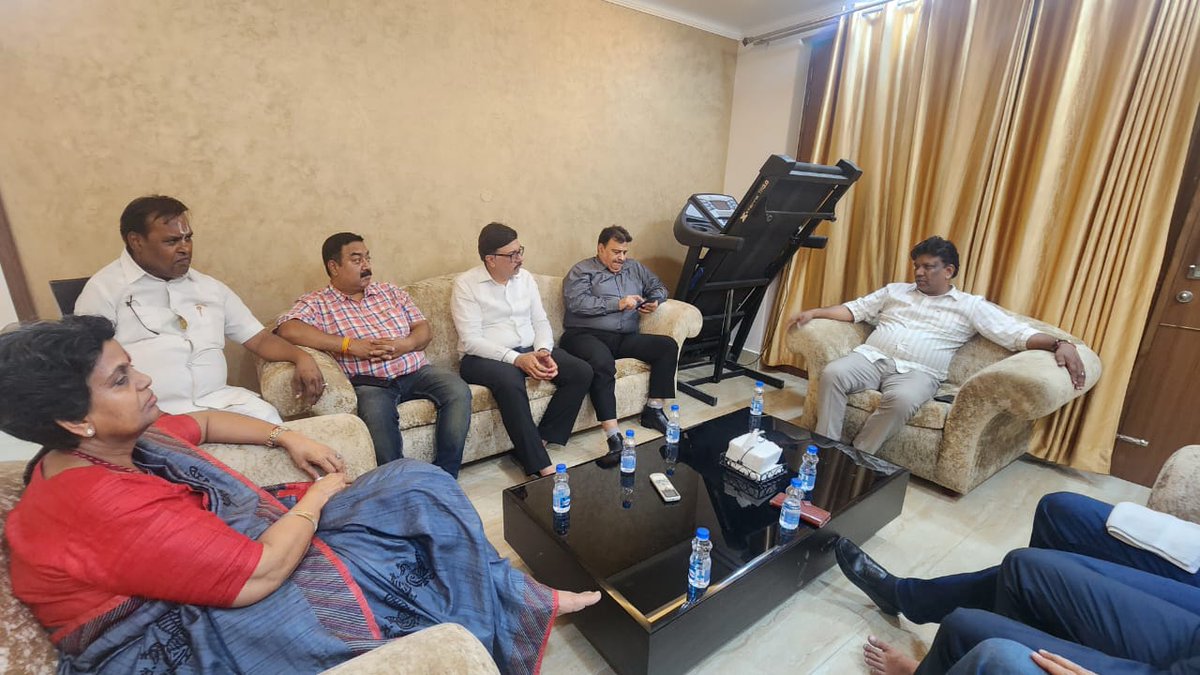 Latika4Kalka's tweet photo. जिला महरौली अंतर्गत साई कुंज में कुमार स्वामी जी के आवास पर विधायक श्री गजेंद्र यादव जी का आत्मीय स्वागत किया गया।
इस अवसर पर क्षेत्रवासियों की समस्याओं को विधायक जी ने गंभीरता से सुना और समाधान का आश्वासन दिया।
@gajainderYDVBJP
#Mahrauli #SaiKunj #GajendraYadav #PublicConnect https://t.co/PLLPhgfCK9