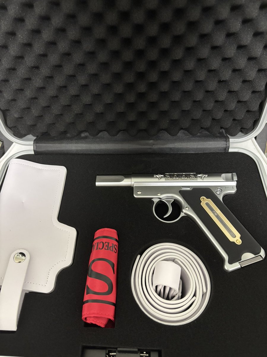 明日は真田明彦の誕生日！折角なので、以前ファンの方から頂いたプレゼントを開封し、それを身につけてお祝いしようかと思います(笑)。とにかく、何から何まで本格的なアイテム‼️ それでは、誕生日当日お会いしましょう🌙　ポリデュークス‼️
#ペルソナ3 
#真田明彦生誕祭2025