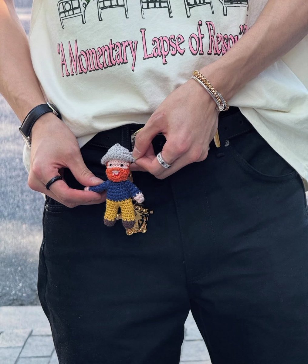 東京都美術館のゴッホ展でヒョンジンの付けてるゴッホの色のも売ってた