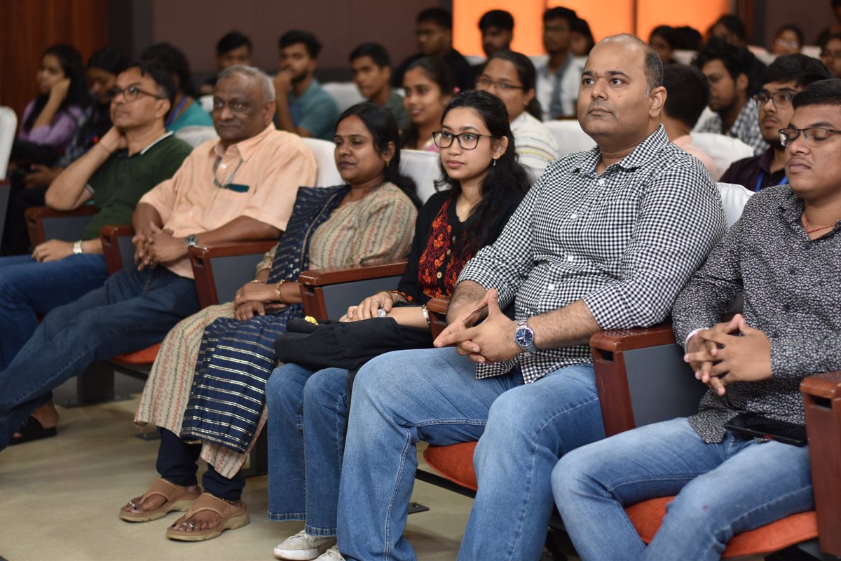 Silicontech_bbs's tweet image. Inspiring workshop on “Deeptech in Climate Action – Use Cases &amp;amp; Future” by Mr. Debadarshan Mohanty (CEO, @GoCarbonPositive) at SiliconTech.

#25YearsOfExcellence #InnovationInTech #SiliconSilver25 #SilverJubilee #25YearsOfExcellence #SiliconUniversity #SiliconTech  #Siliconite