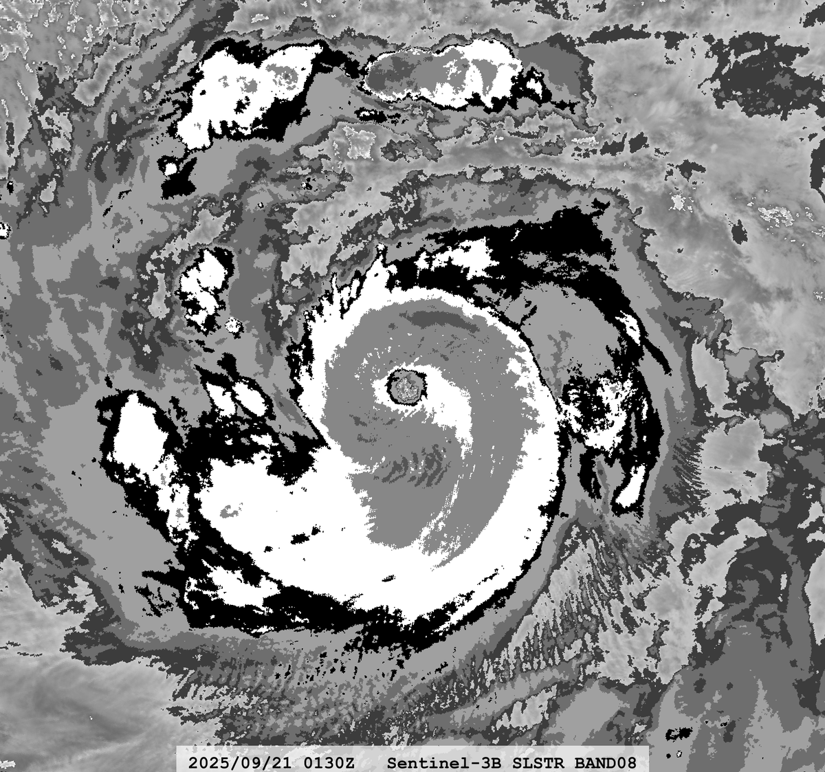 zeb199818's tweet photo. #24W Typhoon #RAGASA
Satellite: #Sentinel3B #SLSTR #OLCI
Channel :
#SLSTR S8 (10.854 µm) 1-km
#OLCI S7 (0.620 µm) 300-m
Time : 2025/09/21 0130Z
Eye Temp : 20.54 °C
Data Source : Copernicus L1B
CPA : ~450 km https://t.co/pRU1pzRQiE