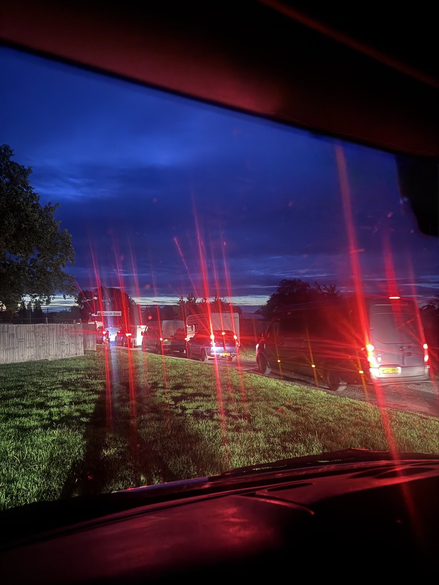 A small queue to get in. Just starting to get a bit light here 👍