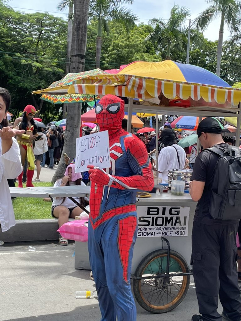 keunified's tweet image. alam mo talagang malala na ang korapsyon kasi pati si spiderman nakikibaka na eh 😭 #BahaSaLuneta