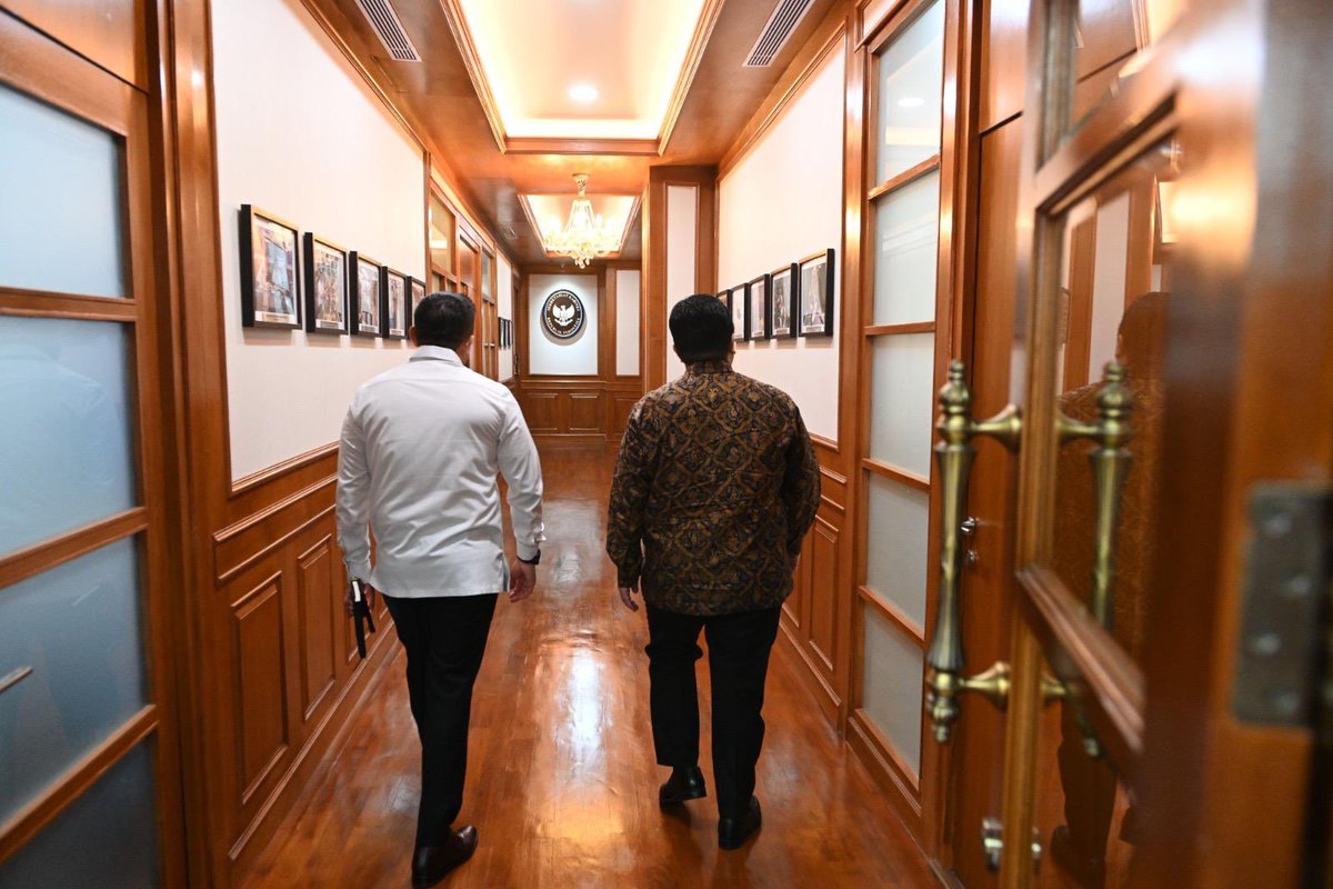 Setelah dilantik sebagai Menpora, saya bertemu dengan Sekretaris Kabinet, Bapak Teddy Indra Wijaya, yang akan mendampingi Bapak Presiden dalam lawatan ke luar negeri.

Saya melaporkan keinginan para pemimpin dunia olahraga untuk bertemu Bapak Presiden, baik dalam lawatan ini