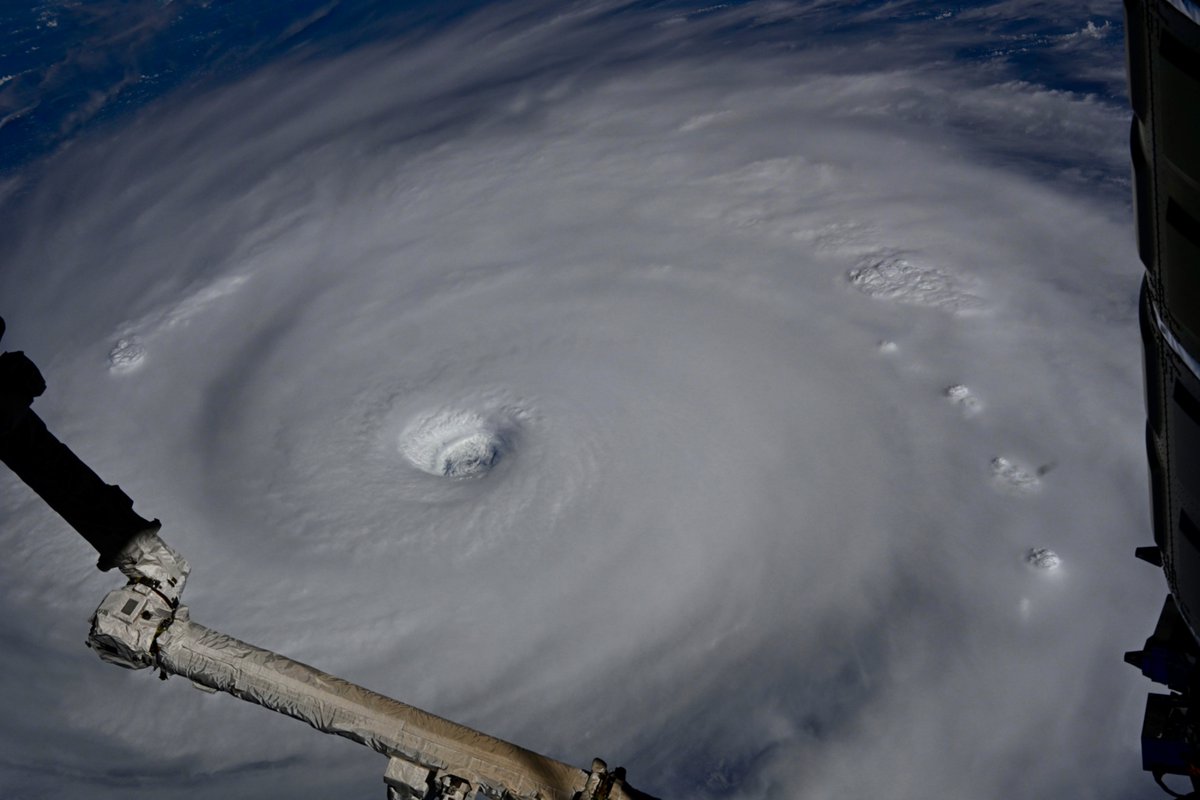 Astro_Kimiya's tweet image. 次に台風19号の最新の写真です。
こちらは、台風の目の近傍を通過し、目の中も見る事が出来ました。
恐ろしさを感じさせる光景でした。見た目が美しい事も恐怖を増す一因なのかもしれません。