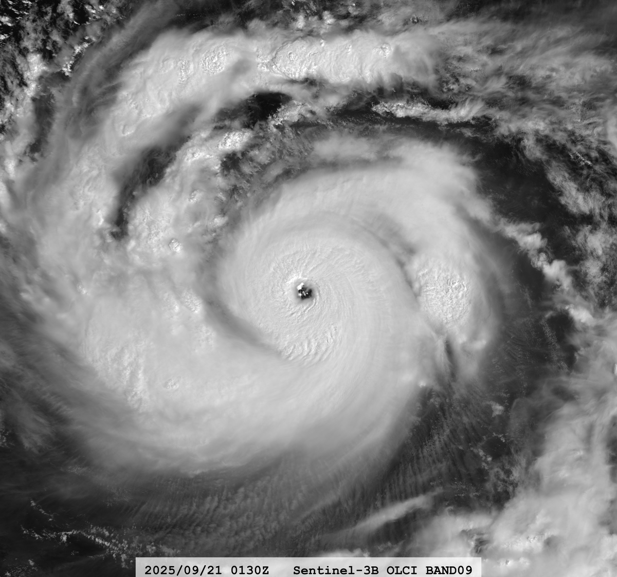 zeb199818's tweet photo. #24W Typhoon #RAGASA
Satellite: #Sentinel3B #SLSTR #OLCI
Channel :
#SLSTR S8 (10.854 µm) 1-km
#OLCI S9 (0.673 µm) 300-m
Time : 2025/09/21 0130Z
Eye Temp : 20.54 °C
Data Source : Copernicus L1B
CPA : ~450 km https://t.co/380ebcl1ey