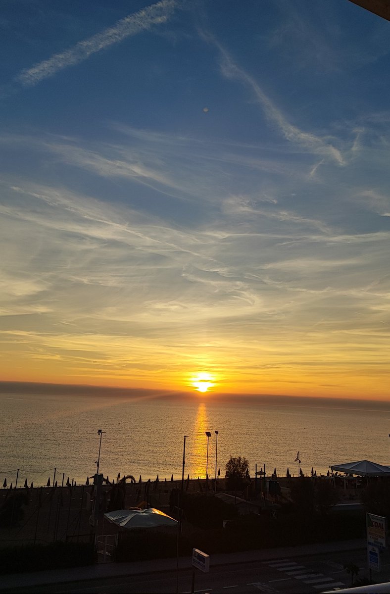 EdoF430's tweet photo. #sunrise https://t.co/9c64gDc8DD