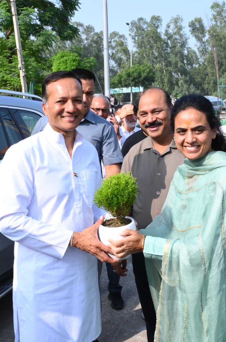 officeofNJ's tweet photo. कुरुक्षेत्र के पिपली में स्थित चिड़िया घर में आज कुरुक्षेत्र के माननीय सांसद श्री @MPNaveenJindal जी ने वन्य जीव विभाग के अधिकारियों संग पहुंचकर निरीक्षण किया। इस दौरान उन्होंने जू के लकड़बग्घे के शावकों का  “कर्ण” और “विकर्ण” नाम दिया। https://t.co/FDnQbNF2Qb