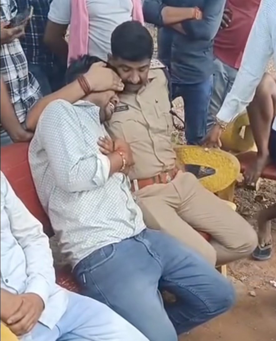 Jeetuburdak's tweet photo. पुलिस वर्दी के पीछे भी एक इंसान का दिल धड़कता है।

शिवपुरी में लापता किशोरी का एक कुए में शव मिला, हाथ-पैर बंधे हुए थे, इस दर्दनाक घटना ने सभी को झकझोर दिया।

इस दौरान भौती थाना प्रभारी मनोज जी ने न सिर्फ़ पीड़ित परिवार को न्याय दिलाने का भरोसा दिया, बल्कि उन्हें गले लगाकर ढांढस भी बंधाया। उनकी आंखों से भी आंसू छलक पड़े। 

मानवता और संवेदना का परिचय देते हुए थाना प्रभारी ने परिवार को साथ खड़े रहने का भरोसा दिलाया।