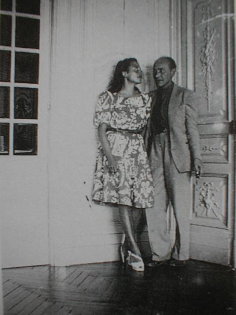 作品紹介～ハンス・ベルメール「ノラ」1968年。デカルコマニーは垂らしたインクの図像から絵のイメージを喚起するという方法においてシュルレアリスムでは重要な技法でした。ベルメールはその手法を用いて愛人ノラのイメージを作品にしています。一番目は量産30部、他は試作版。最後はノラとベルメール