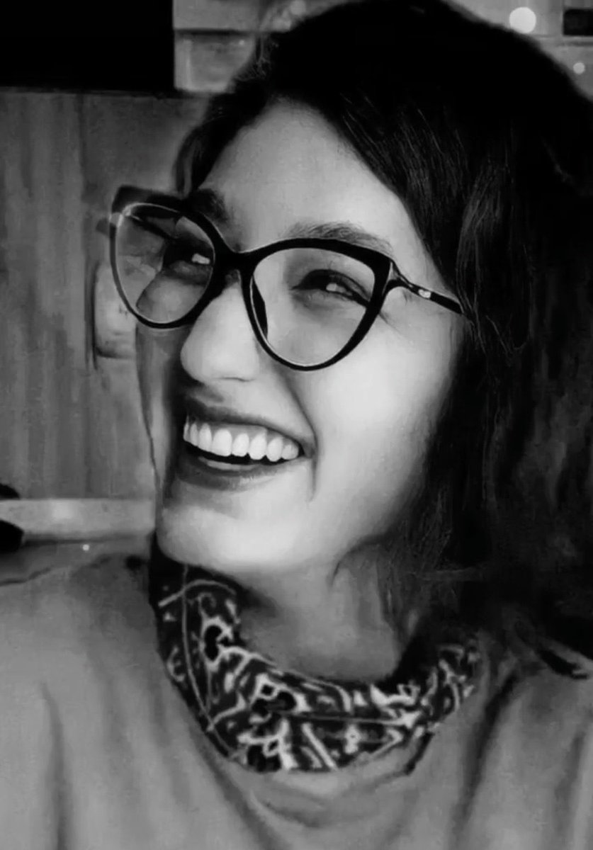 هرچی ازت می‌دونیم رو خودت برامون به یادگار گذاشتی. نوشته بودی «کارم داشتین تو آسمونا دنبالم بگردین» و حالا سه‌ساله من هرشب نگاهم به آسمونه عزیزکم…

#سارینا_اسماعیل_زاده