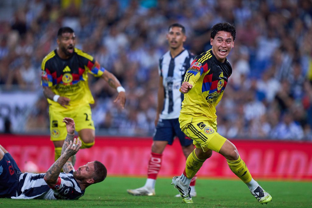 tudimebeto's tweet photo. Ramón Juárez le ganó por arriba a Sergio Ramos para darle el empate al América en el último minuto.

Uffffff qué hermosa postal. 🤯💛 https://t.co/5wsC08bbJB