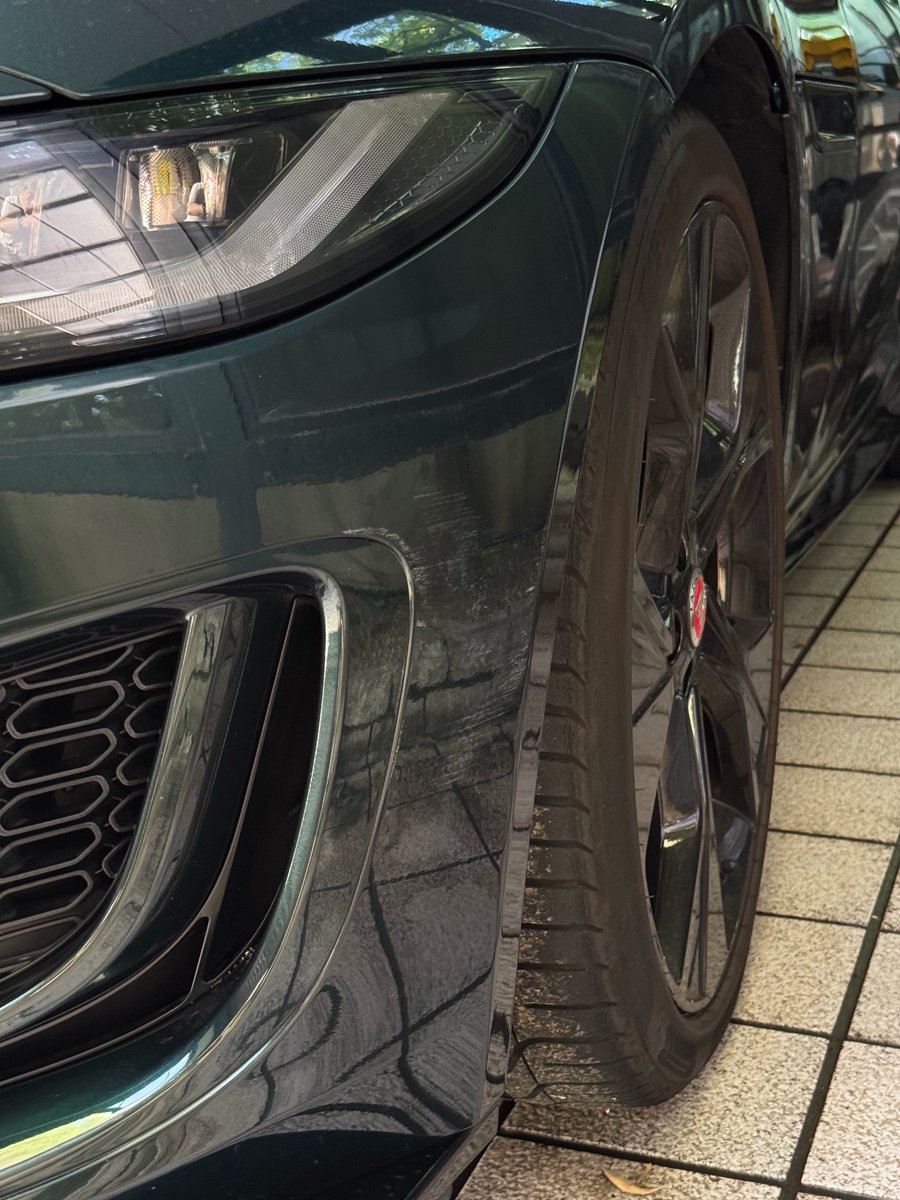 rok's tweet image. そして、この前買ってきたソフト99の液体コンパウンドで、バンパーの傷を磨いてみた。流石に完全には消えないが、けっこういい感じにできた。 #ftype