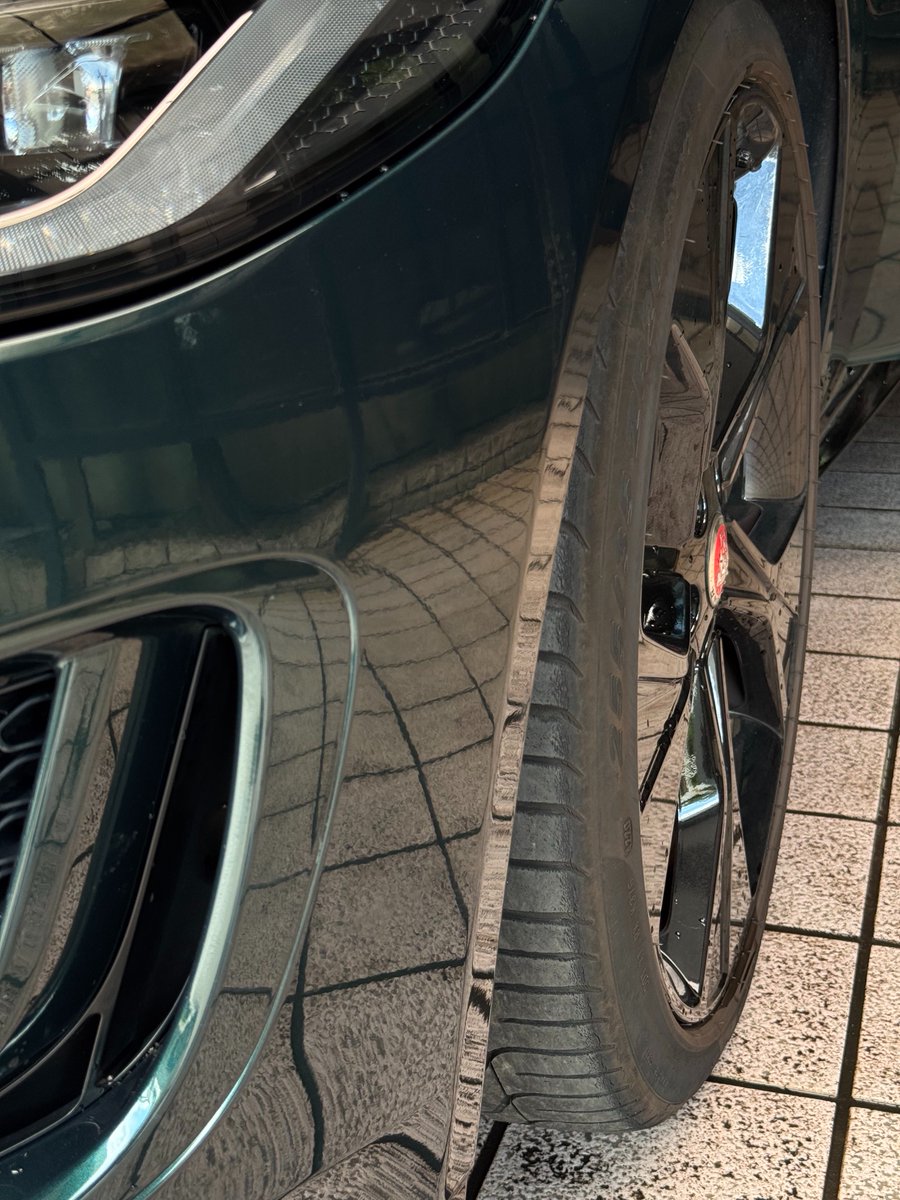 rok's tweet image. そして、この前買ってきたソフト99の液体コンパウンドで、バンパーの傷を磨いてみた。流石に完全には消えないが、けっこういい感じにできた。 #ftype